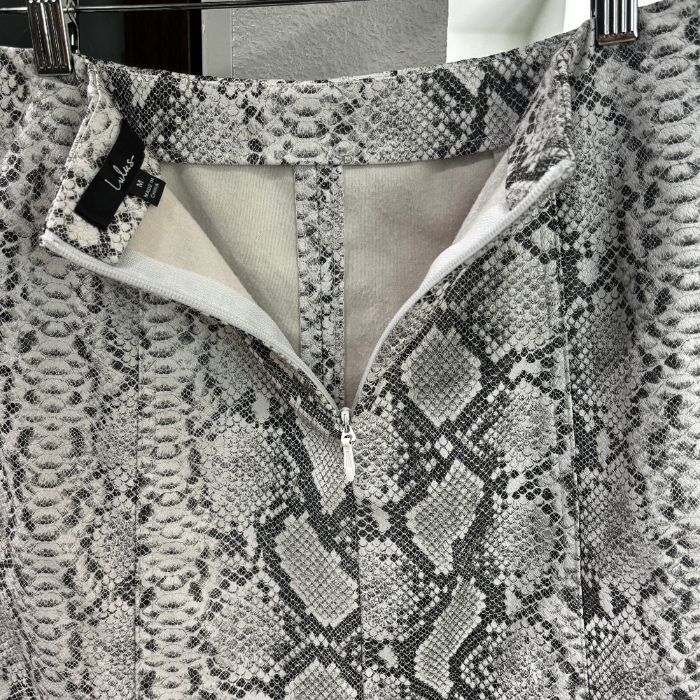 Lulus Vegan Leather Mini Skirt - Black & White Snake Print Size S/M - Picture 5 of 8